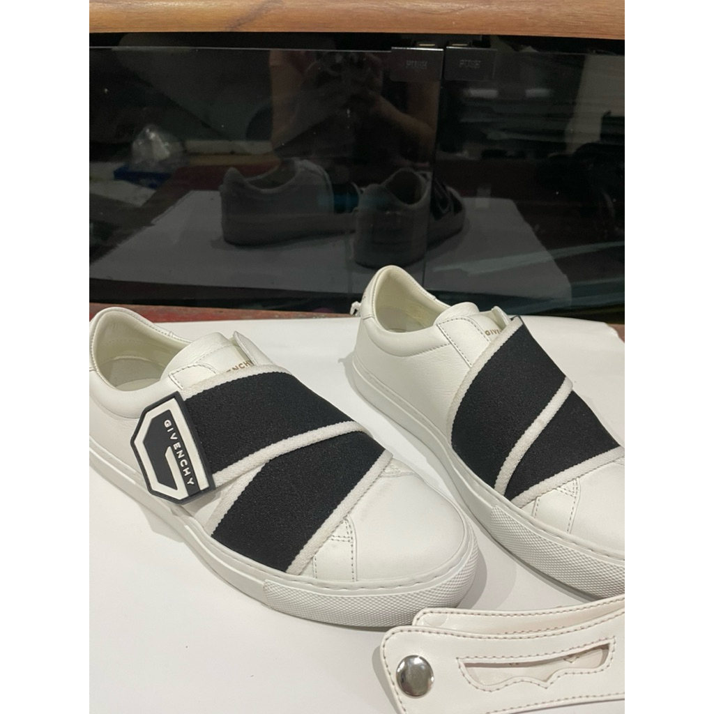 Preloved Sepatu Givenchy sneaker original