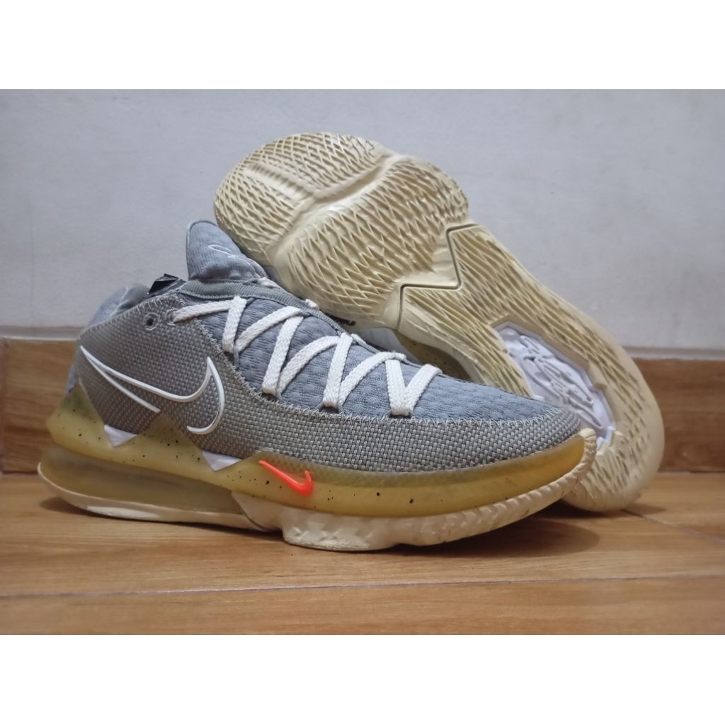 sepatu basket Nike LeBron 17 low