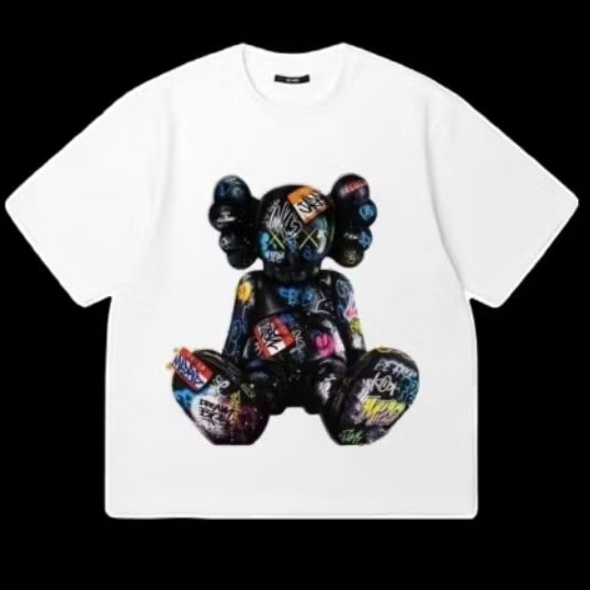 T-shirt Putih dengan desain grafiskarakter "Kaws" yang sedang duduk dalam gaya graffiti atau seni ja