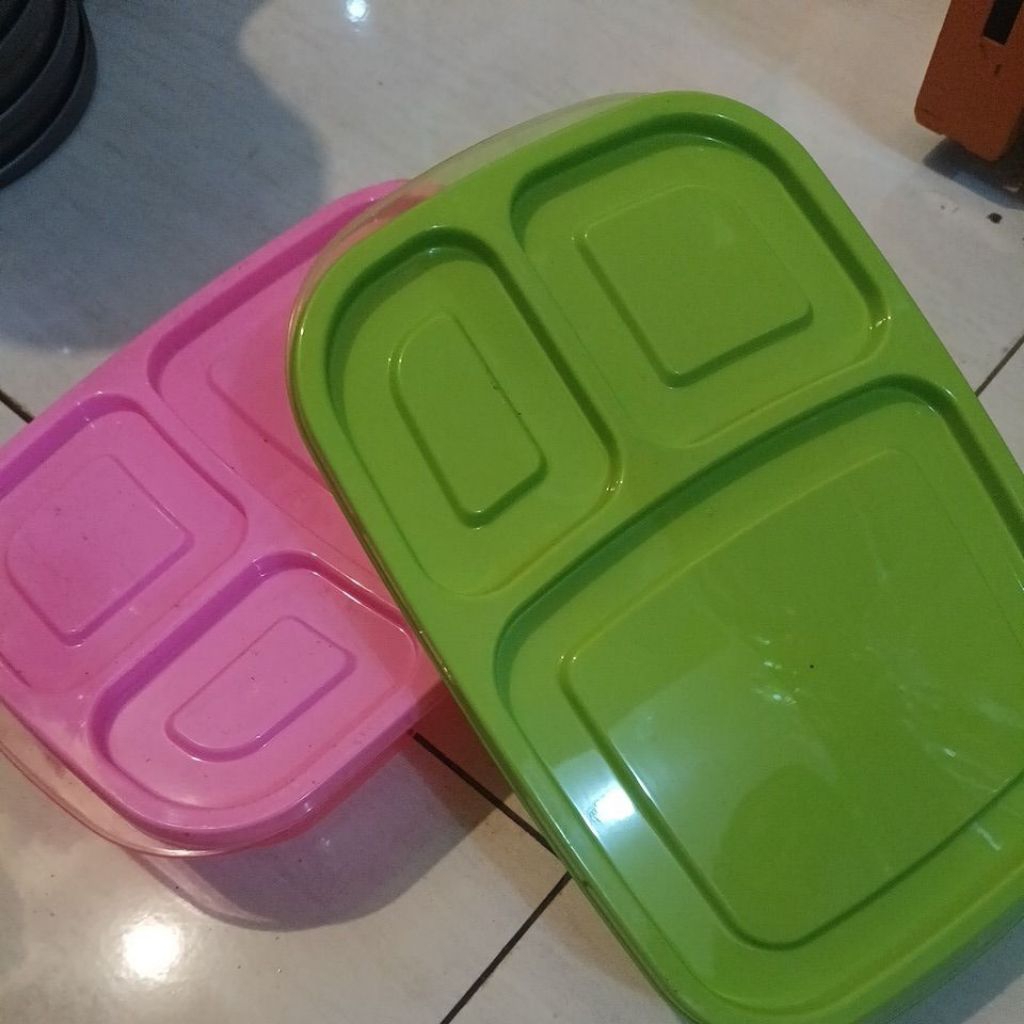 tepak makan sekat bening