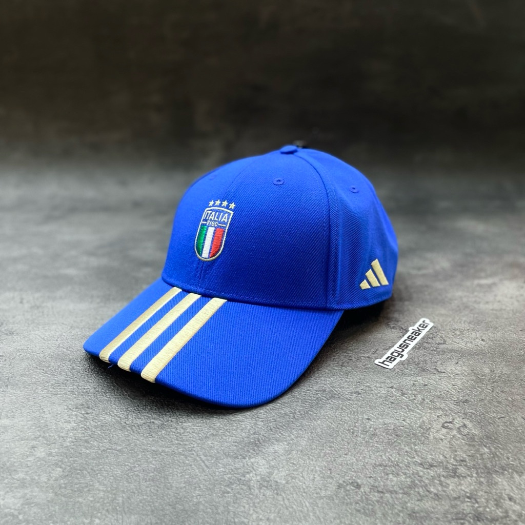 ADIDAS ITALY FOOTBALL CAP [BOLD BLUE/HAZY BEIGE] #KD7703 HAGUSNEAKER GARANSI 100% ORIGINAL