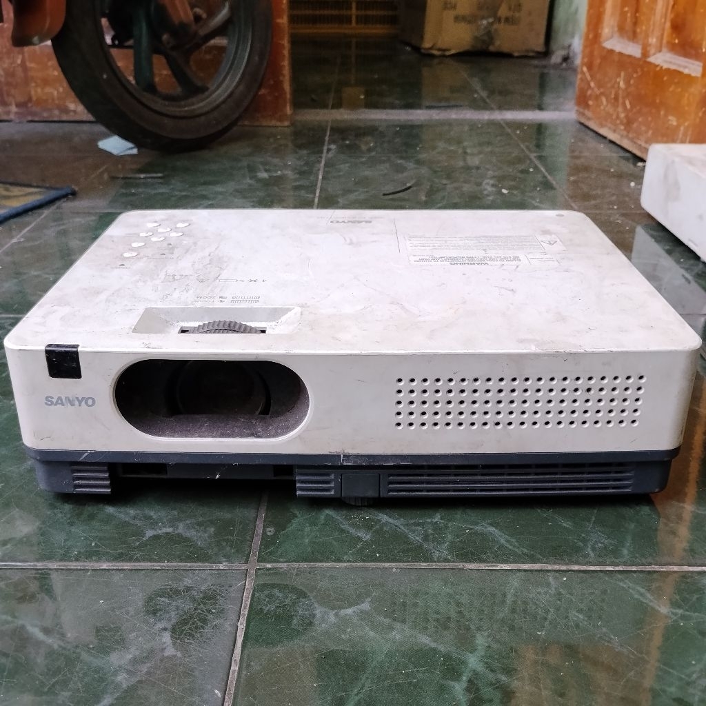 JUAL  MATI Proyektor sanyo PLC-XW200  BEKAS Harga 1 PCS SPERPART PROYEKTOR LENSA
