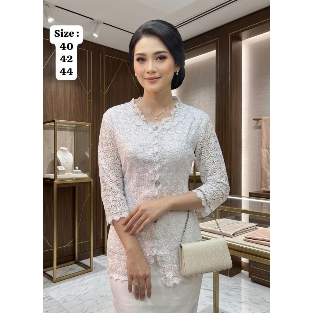 Blus brokat kancing bahan premium// blus brokat kekinian//blus brokat modren