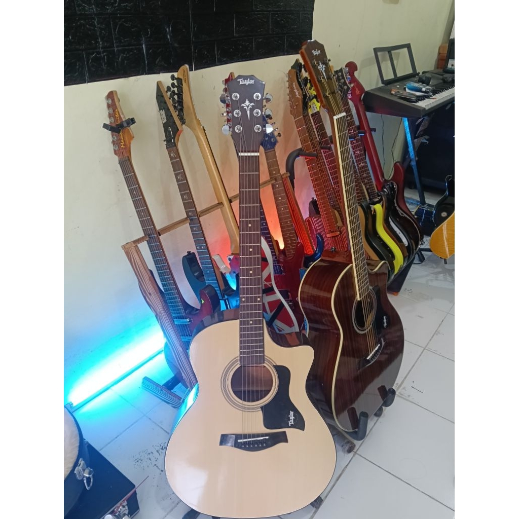 Gitar akustik Taylor