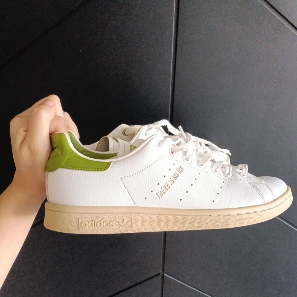Sepatu adidas pria cowok ori star wars edition warna putih hijau cream 100%