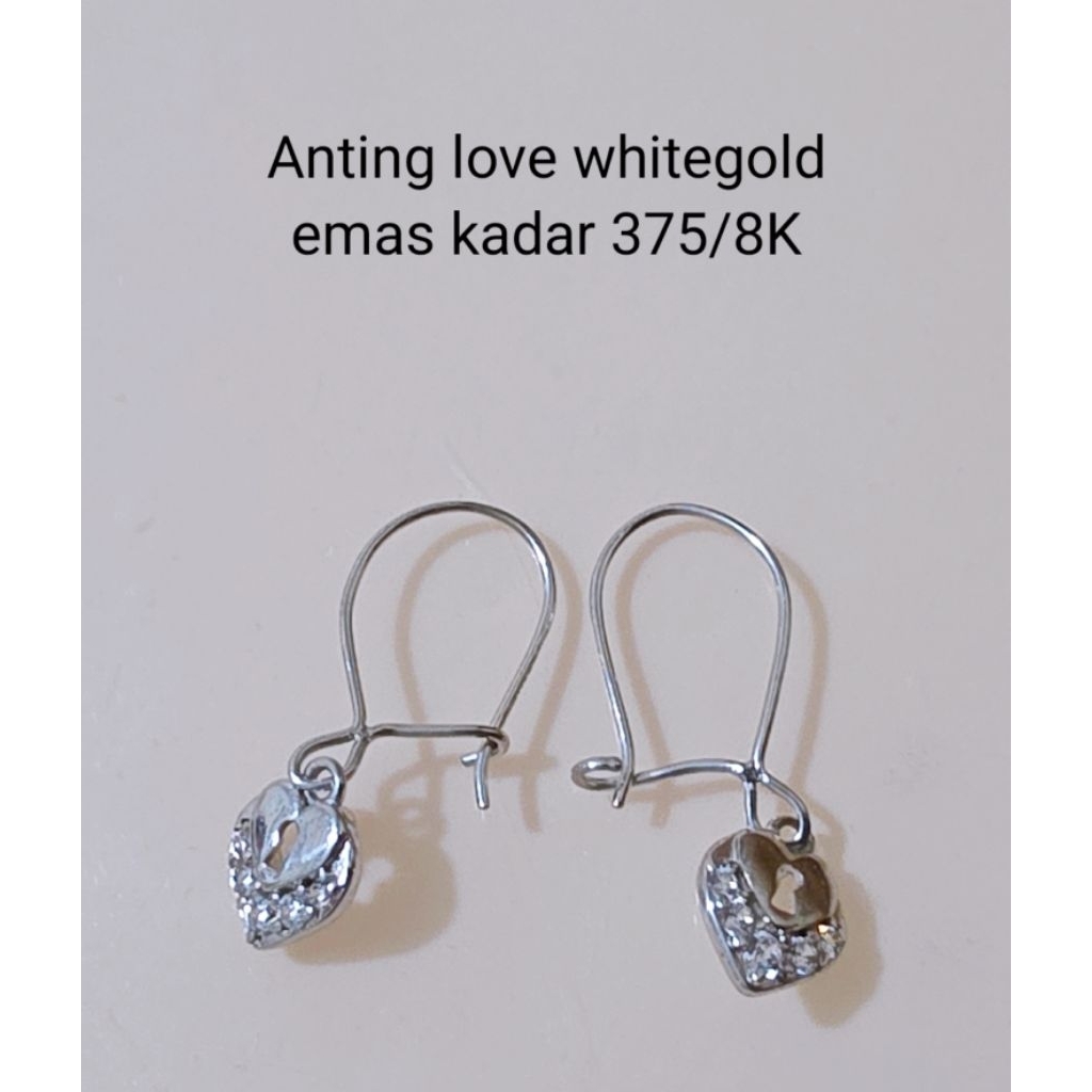 Anting emas putih love kadar 375/8K (1.02gram sepasang)