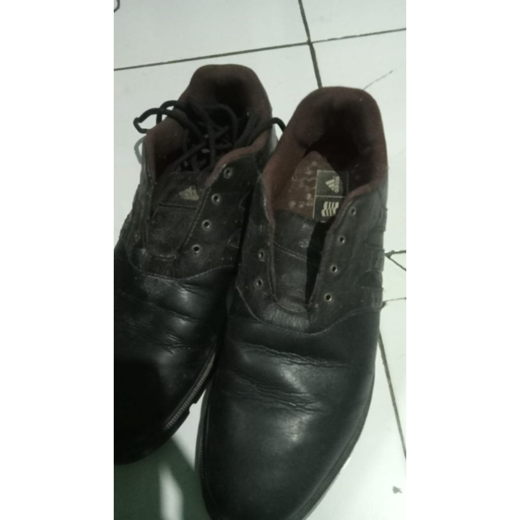 sepatu kulit Adidas