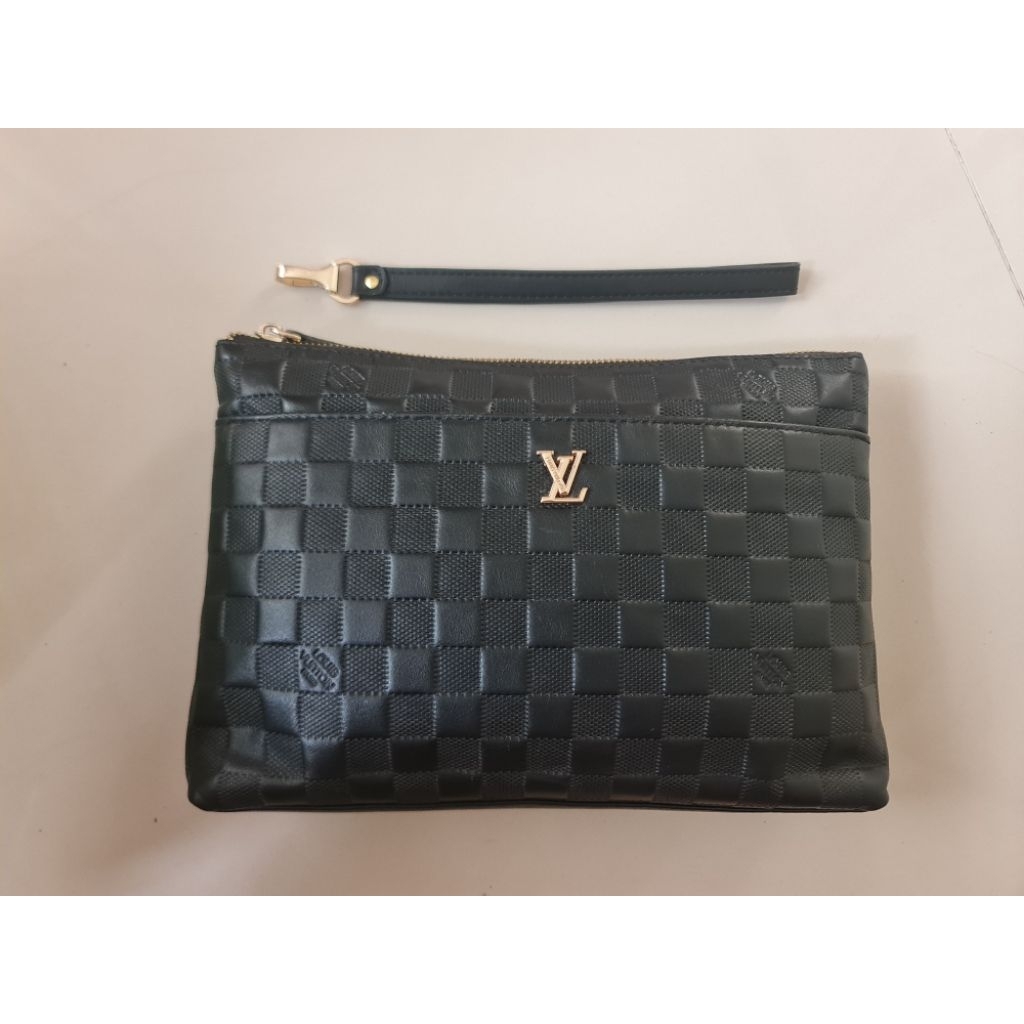 145. Clutch Hand Bag Men Pria Louis Vuitton Paris Black
Mantan / Bekas / Second

Size : 28cm x 3.5cm