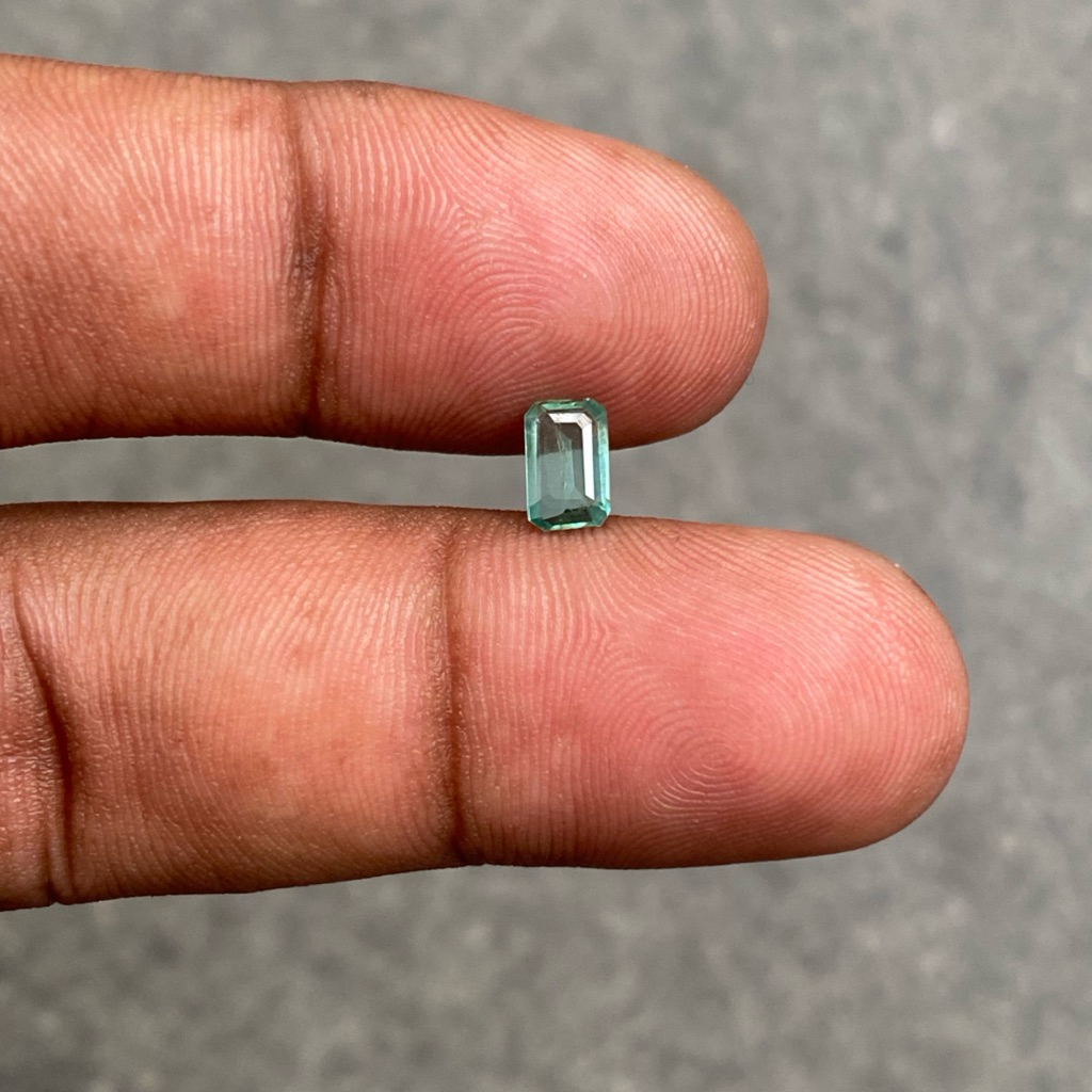 Batu zamrud colombia Jamrud Natural zambian emerald jamrud ukuran kecil dim 6.5x4x2.5 CT 0.55