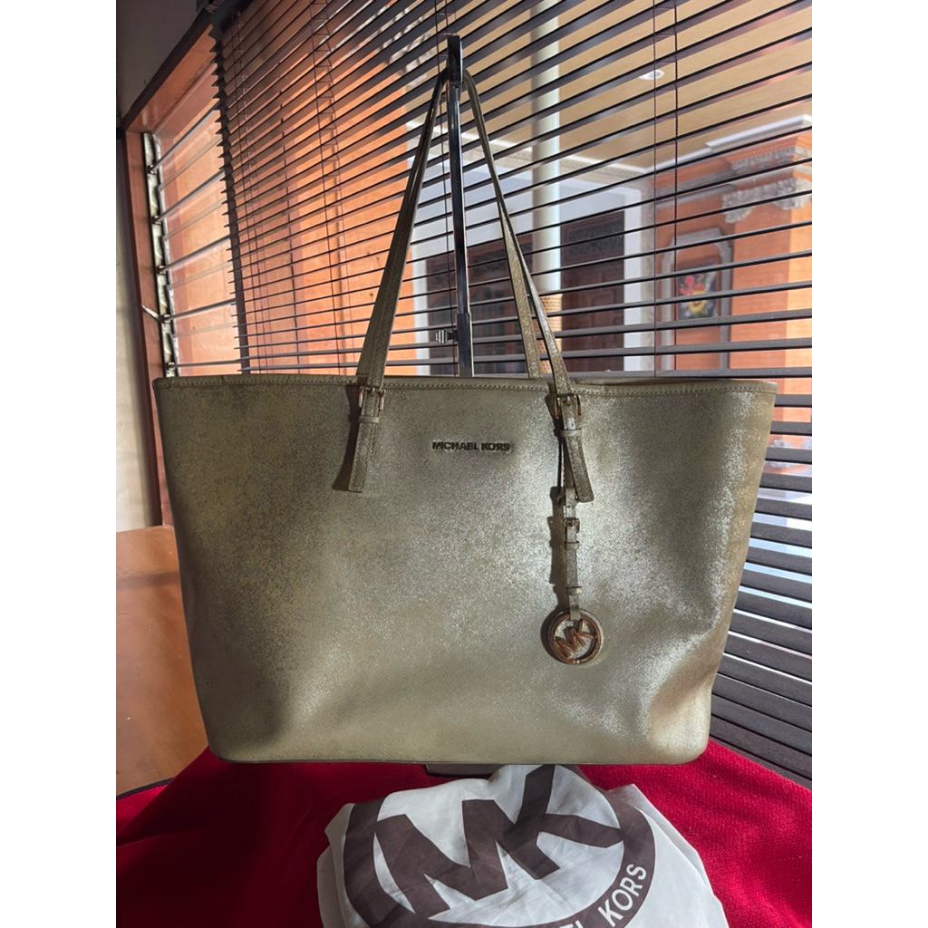Michael Kors Metallic Saffiano Gold Jet Set Tote Bag.