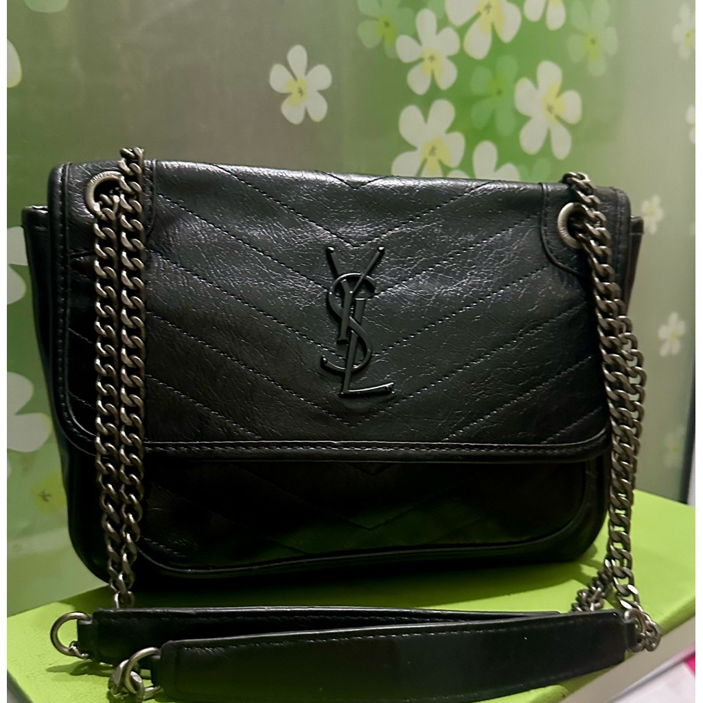 Preloved tasku Ye es el Sain t Laurent Niki Medium chain bag in black vintage crinkled leather.