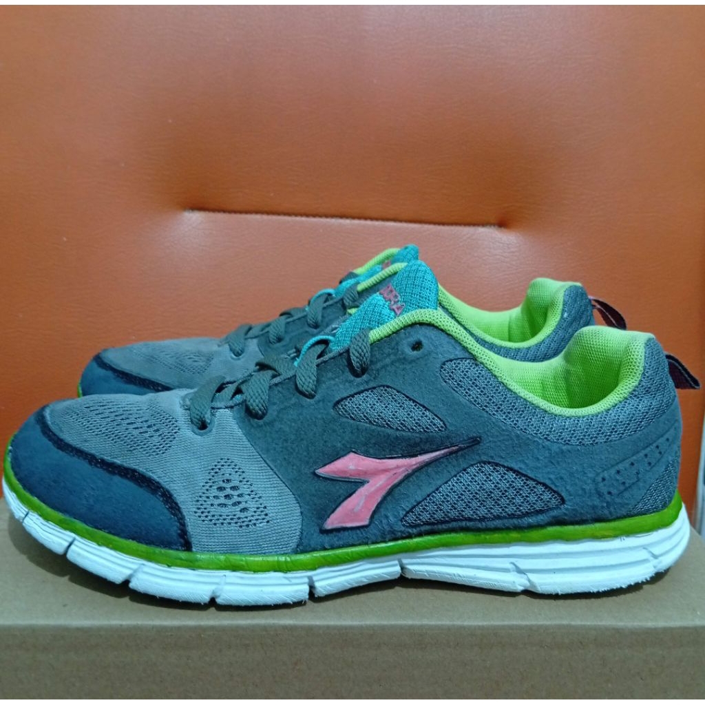 Sepatu lari wanita preloved branded ori