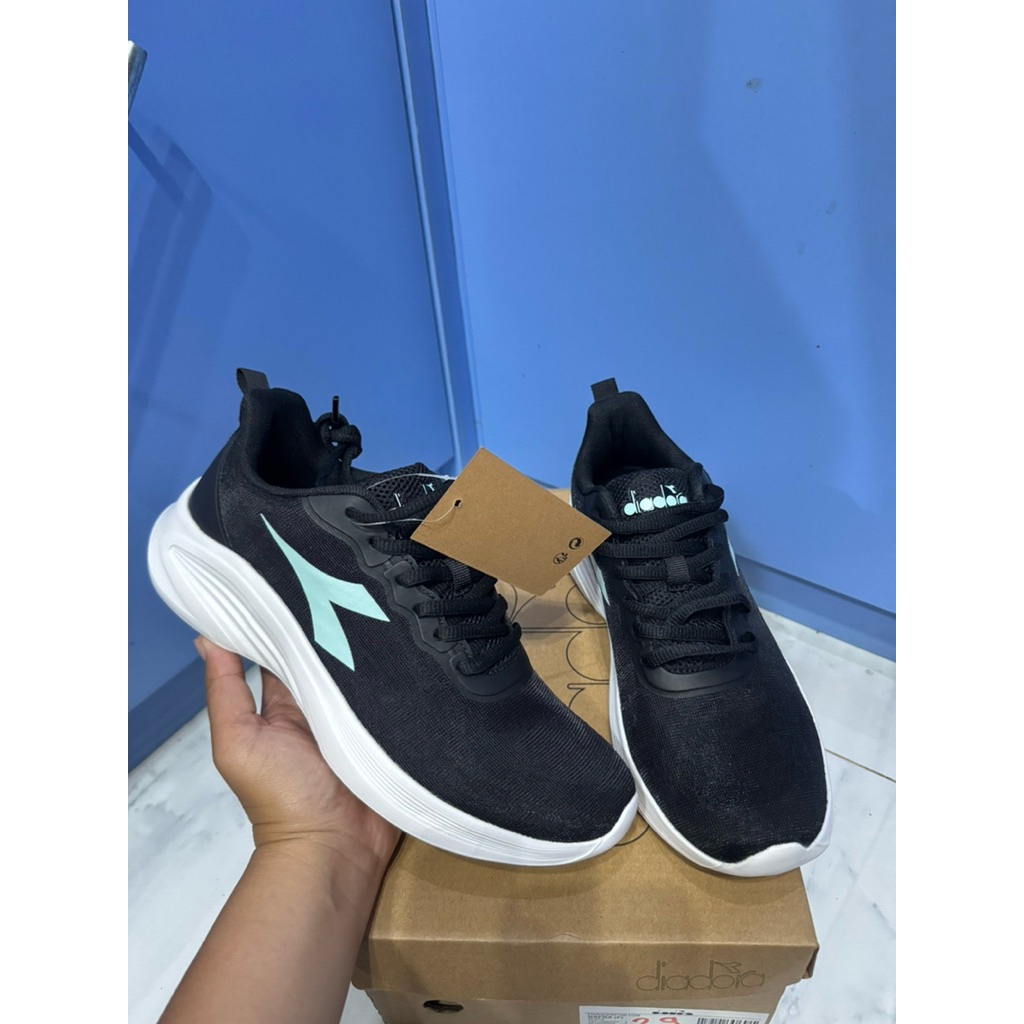 Sepatu Diadora Women hitam dengan list biru ukuran 39 sale 70% (NAFRA)