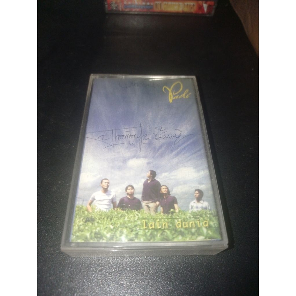 Kaset Padi - Lain Dunia