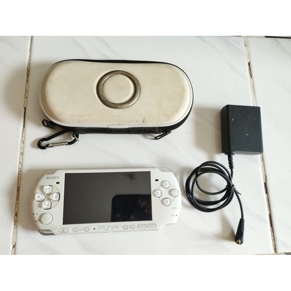Psp SONY 3006 ( gak ada batre,hny adaptor ) (pesanan orang )