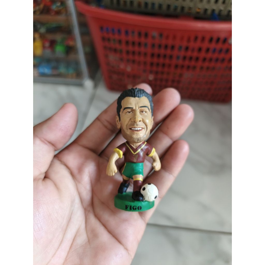 figure pemain bola luis figo portugal