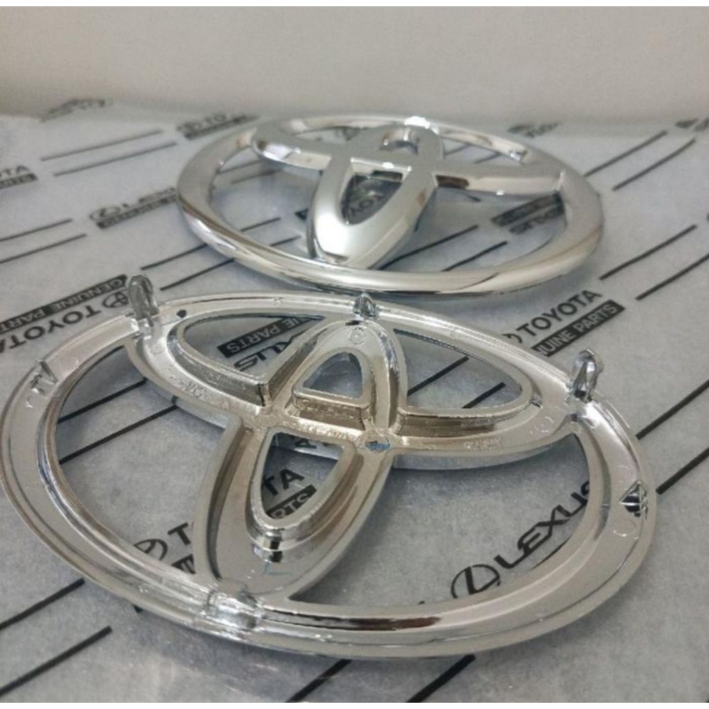 logo grill depan / emblem mobil Toyota Avanza / Innova tahun 2012-2015 original