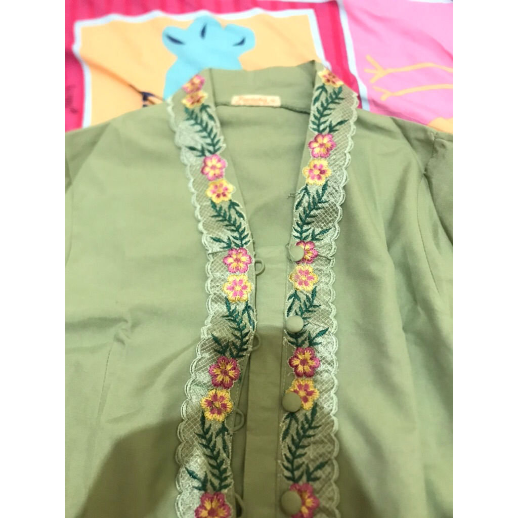 kebaya encim sage green