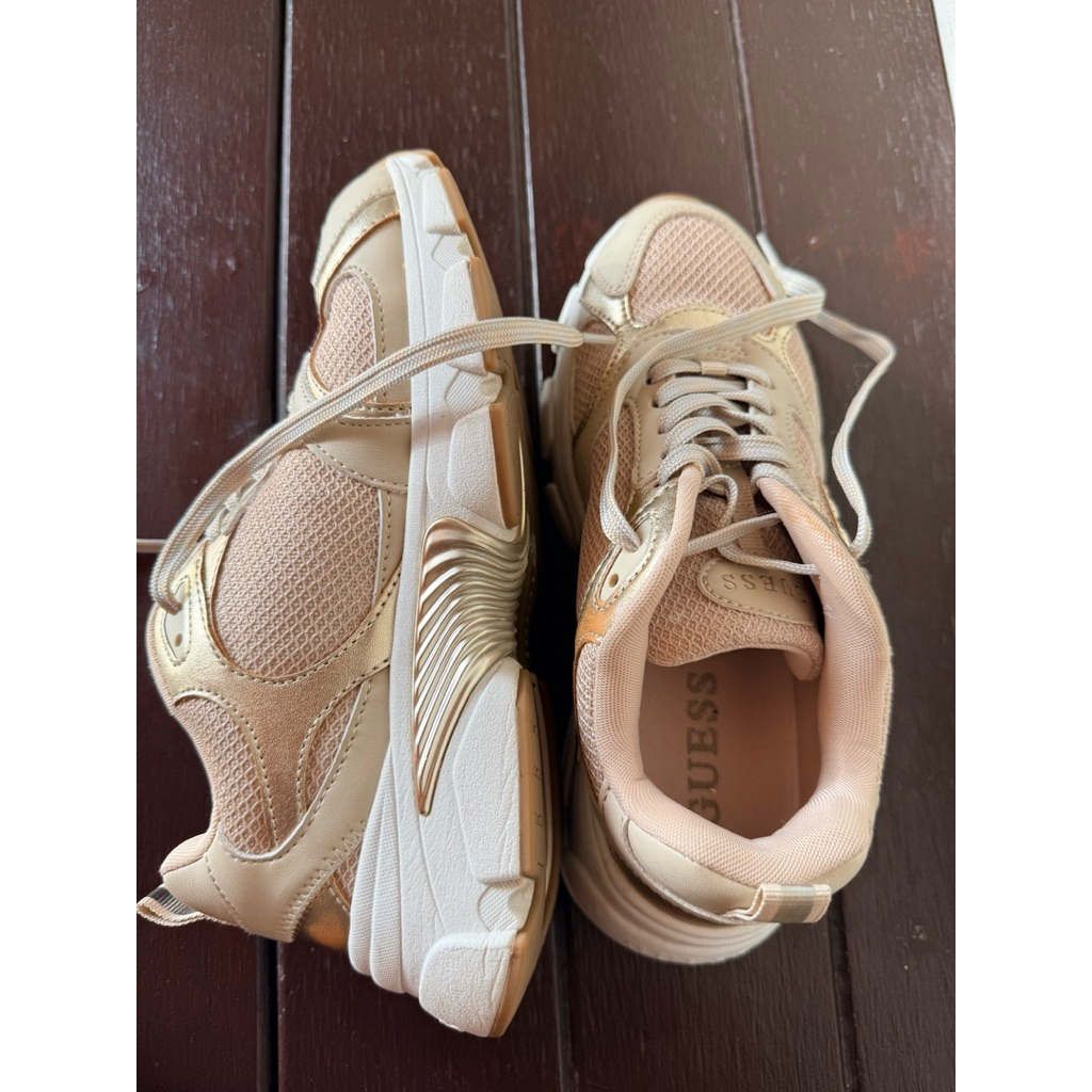 preloved sepatu  Guess