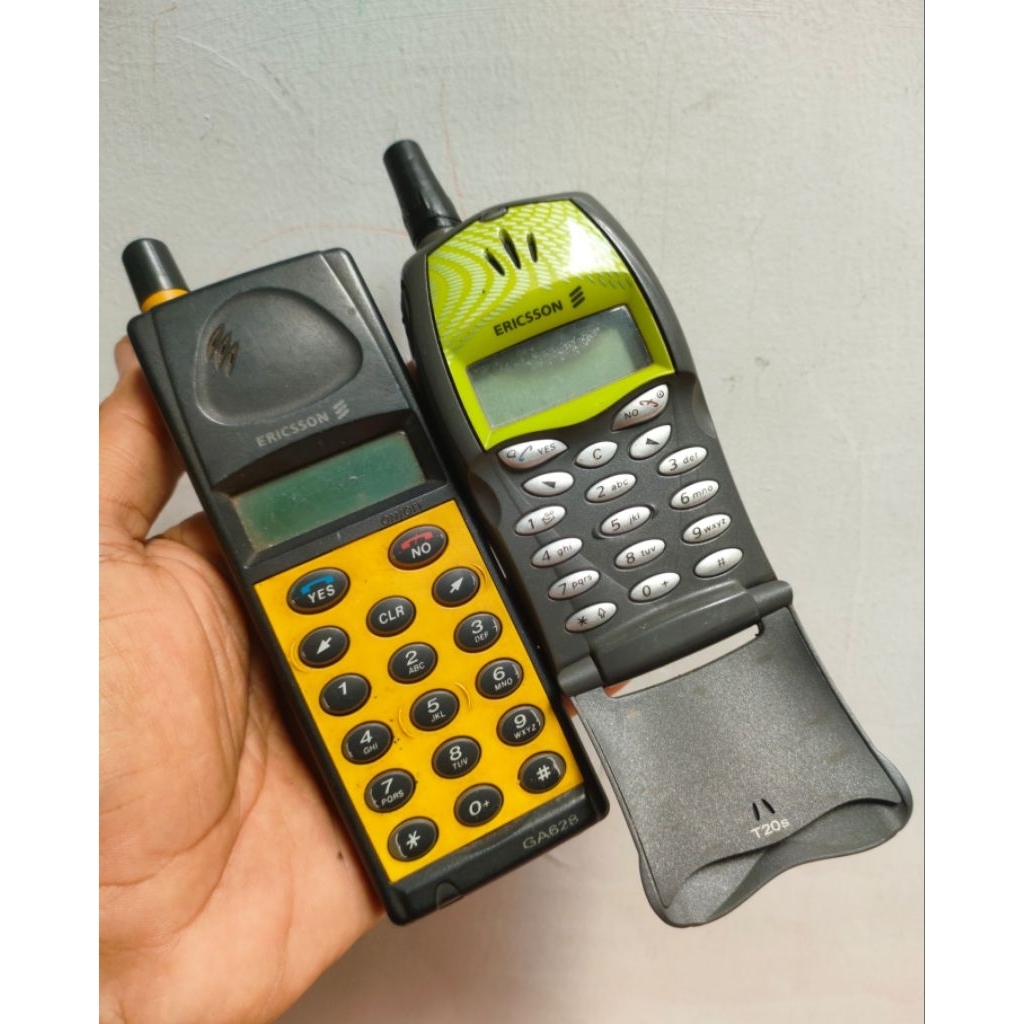 Sony Ericsson sepasang, hp jadul matot sebagai bahan