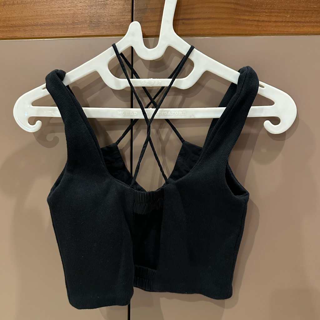 PRELOVED Everyday Claude Crop Top Hitam