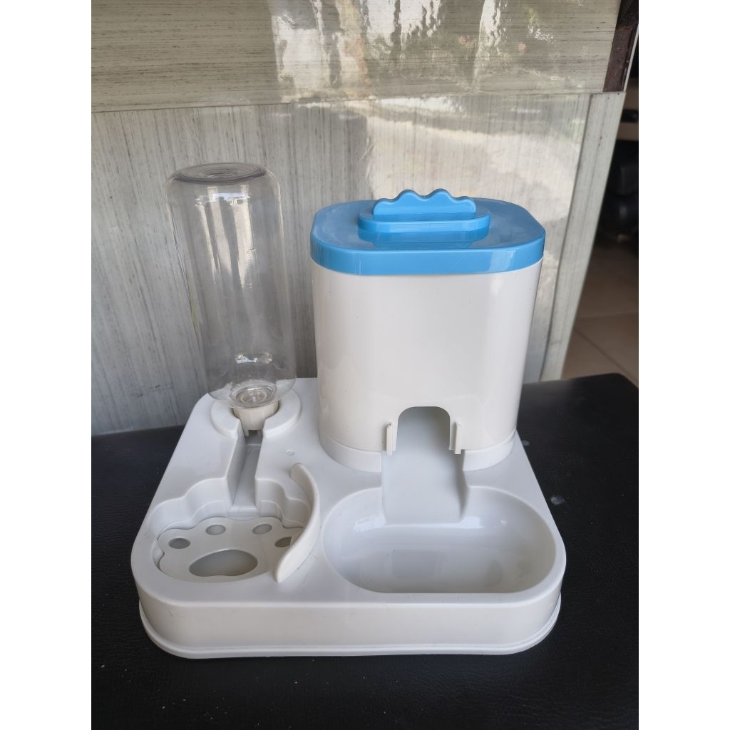 tempat makan minum kucing otomatis