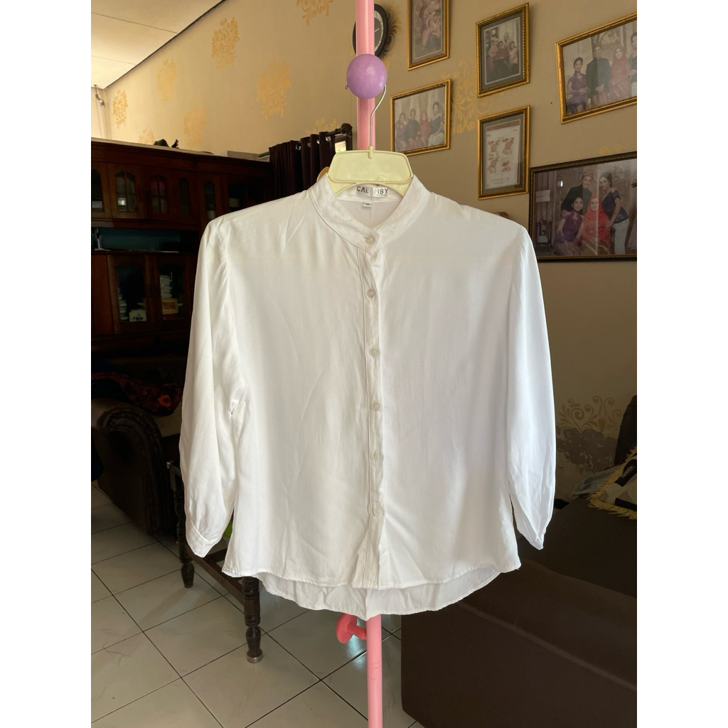 kemeja putih oversize