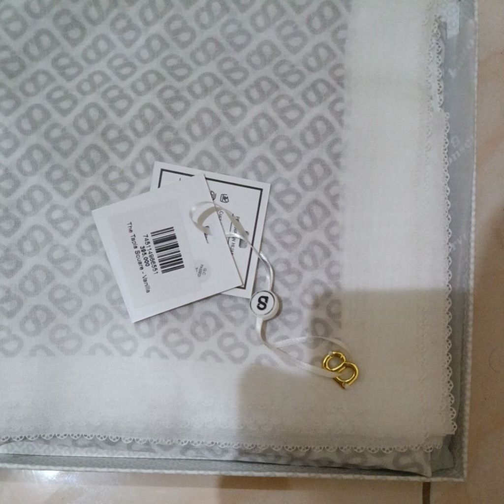 Tapis Square_Buttonscarves_ Vanilla_New Fullset