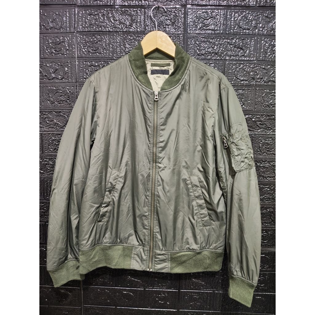 Bomber Uniqlo tag hitam