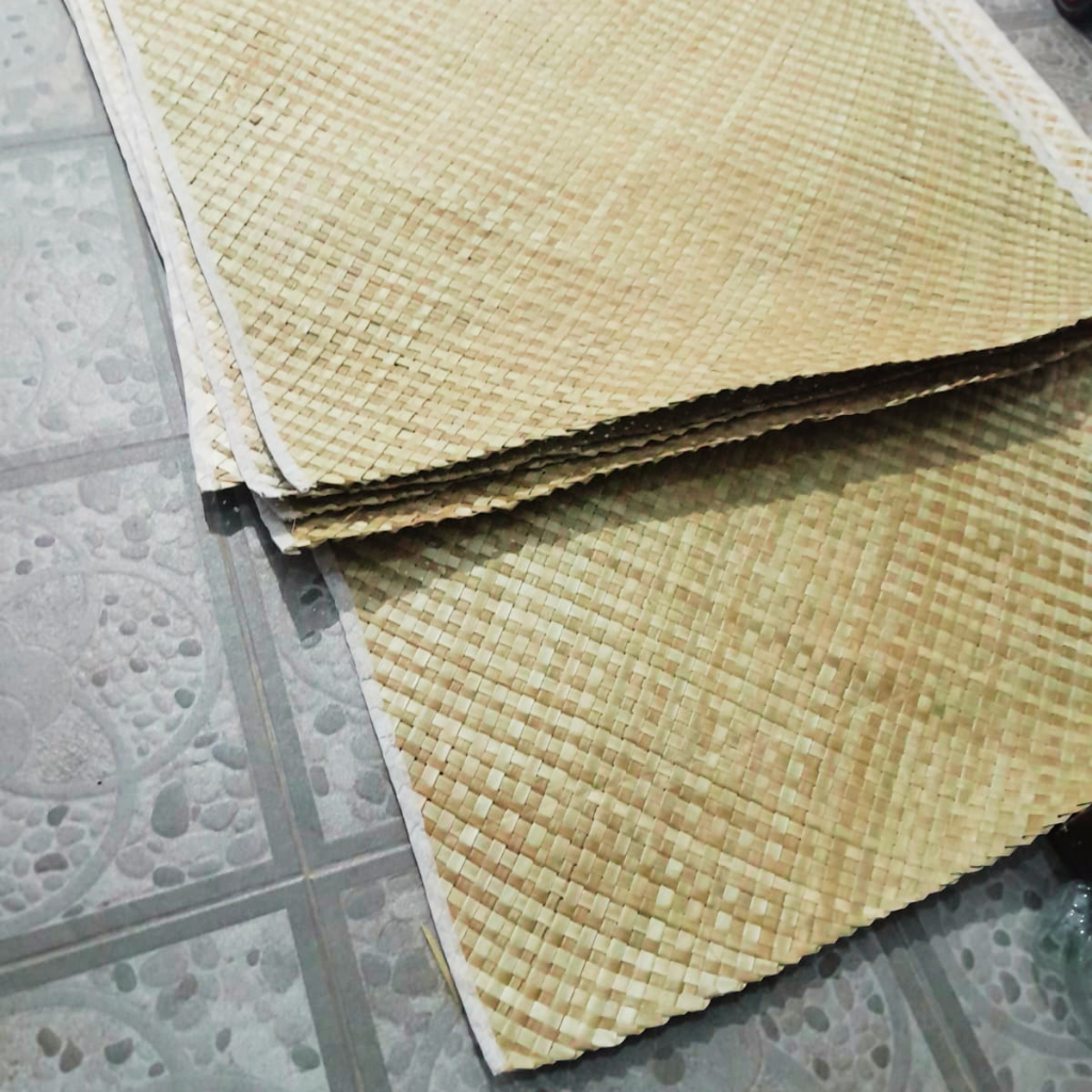 Tikar Pandan Ukuran sajadah Variasi Pelipit Kain Unik Halus Panjang 130cm x Lebar 65cm