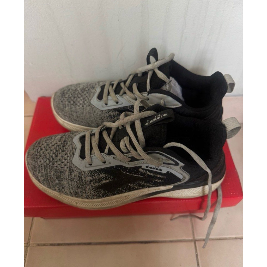 Sepatu Olahraga Diadora