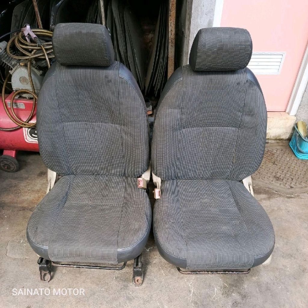 Sepasang jok / kursi depan baris ke-1 bekas mobil Toyota Kijang Innova Inova lama old 2006 asli copo