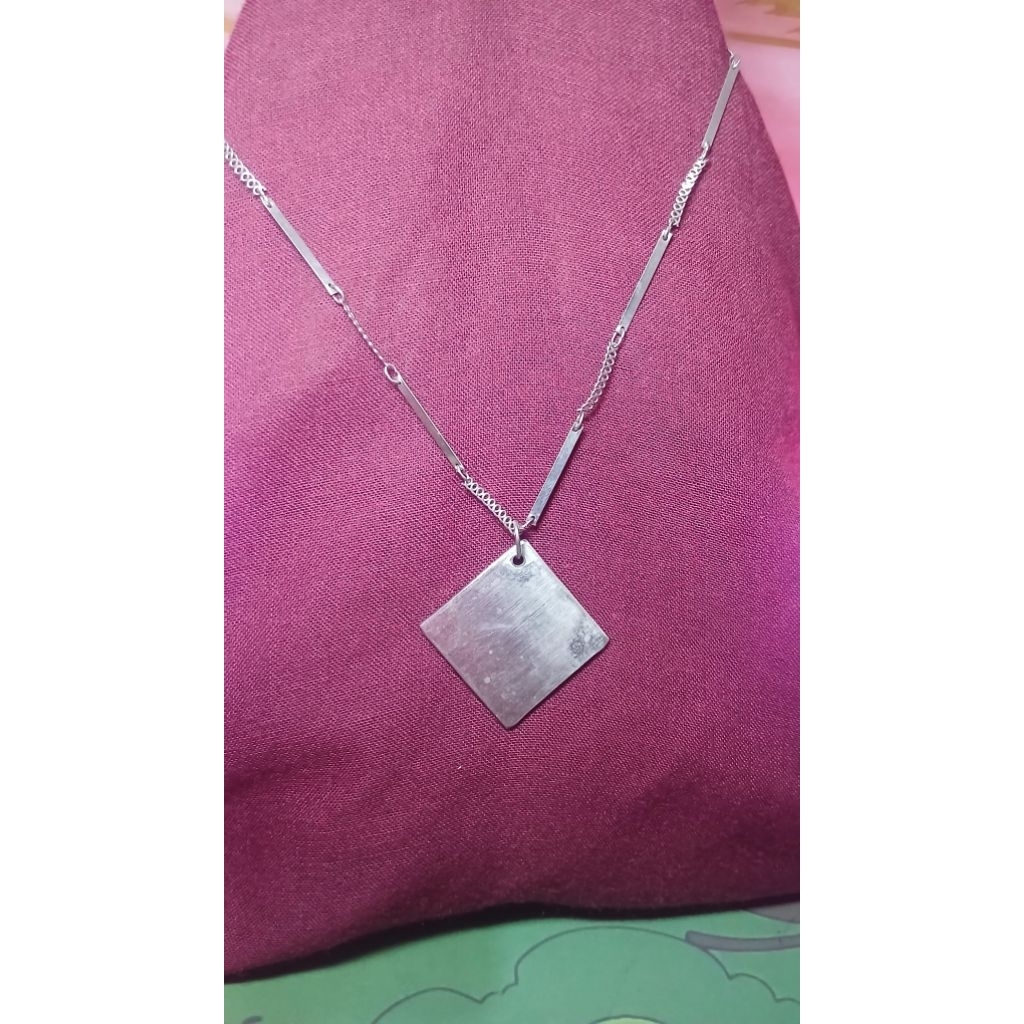 kalung besi putih
