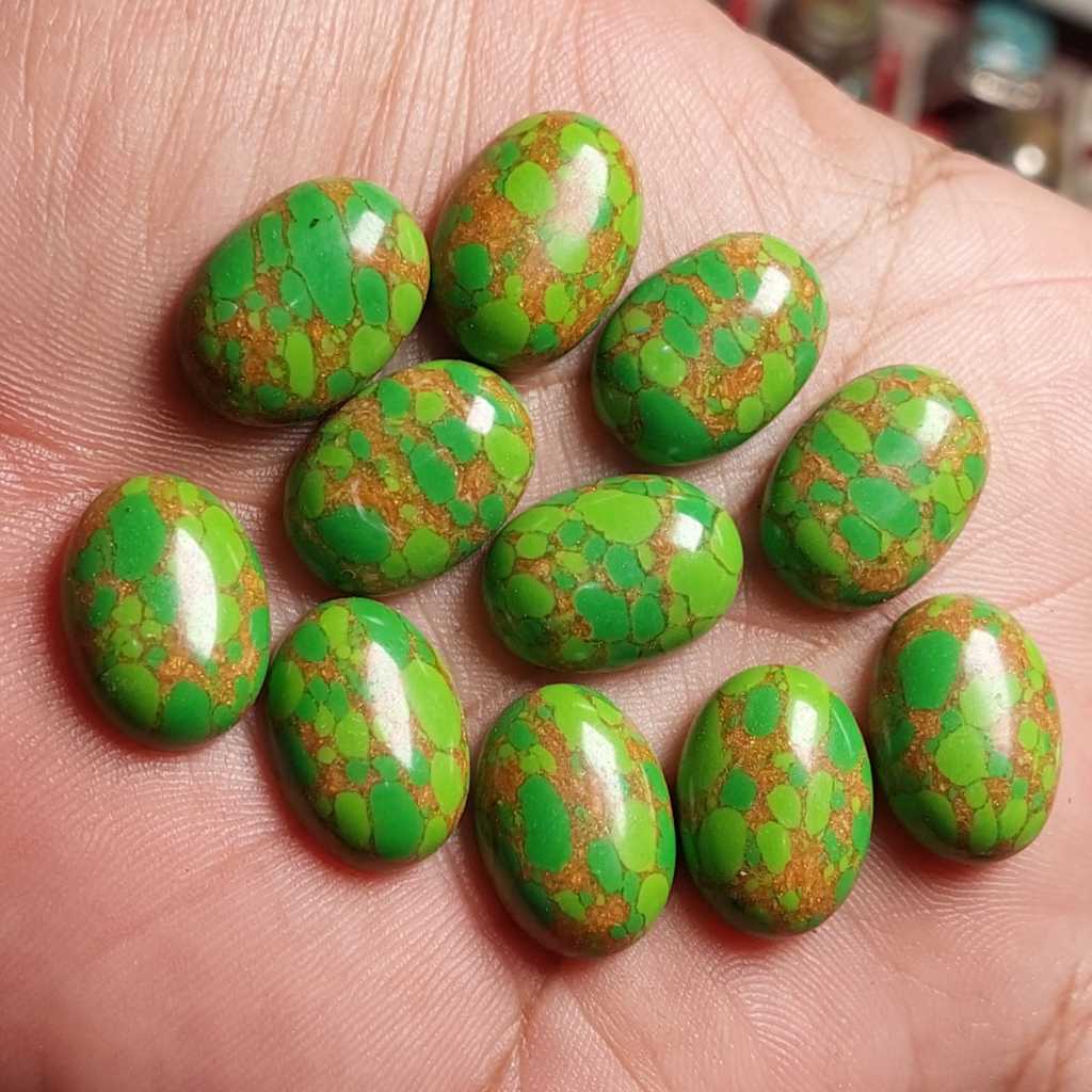 Batu pirus hijau daun urat emas