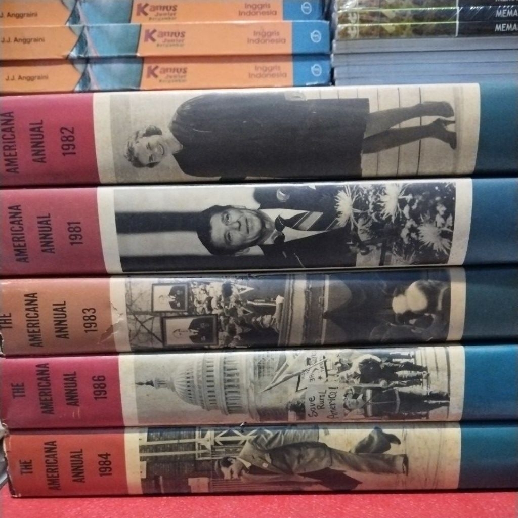 SATU SET ENCYCLOPEDIA THE AMERICANA ANNUAL