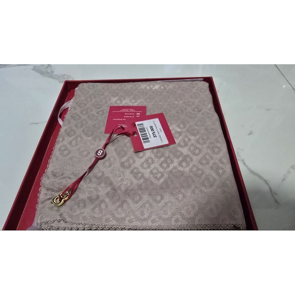 buttonscarves tapis emboss goat
