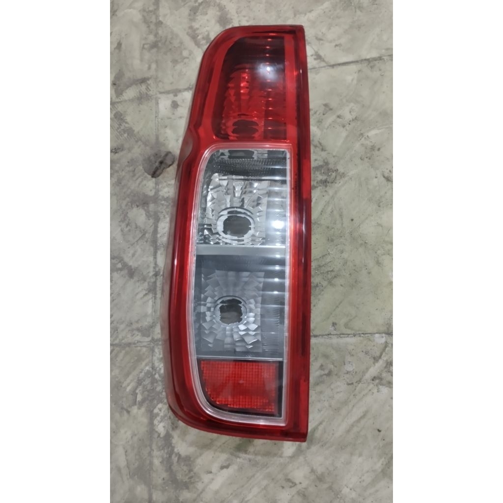 lampu belakang kiri Nissan frontier Navara 2010