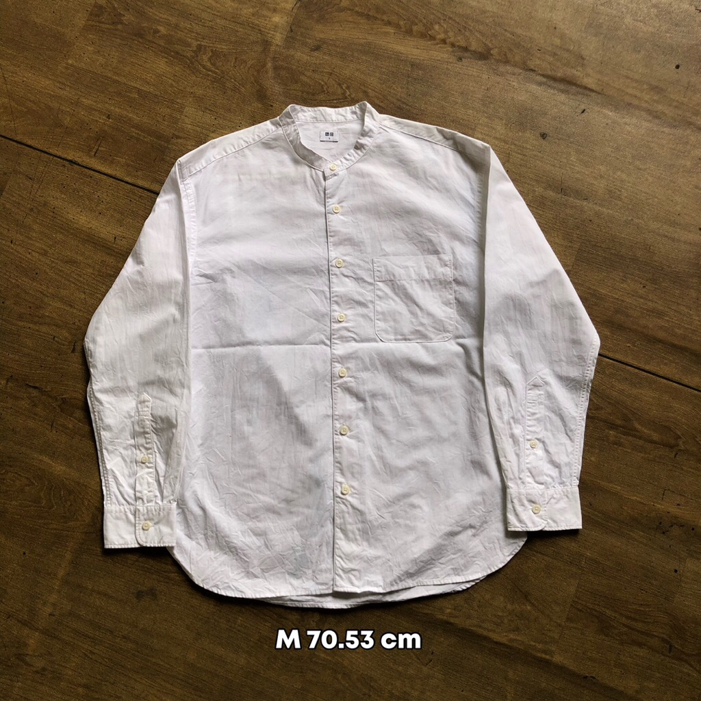 uniqlo kemeja putih kerah tegak pria
