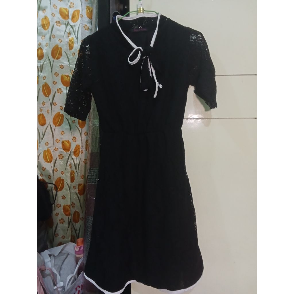 Dress Hitam Wanita Brokat Lengan Pendek Midi Aline Pita List Putih Korean Style