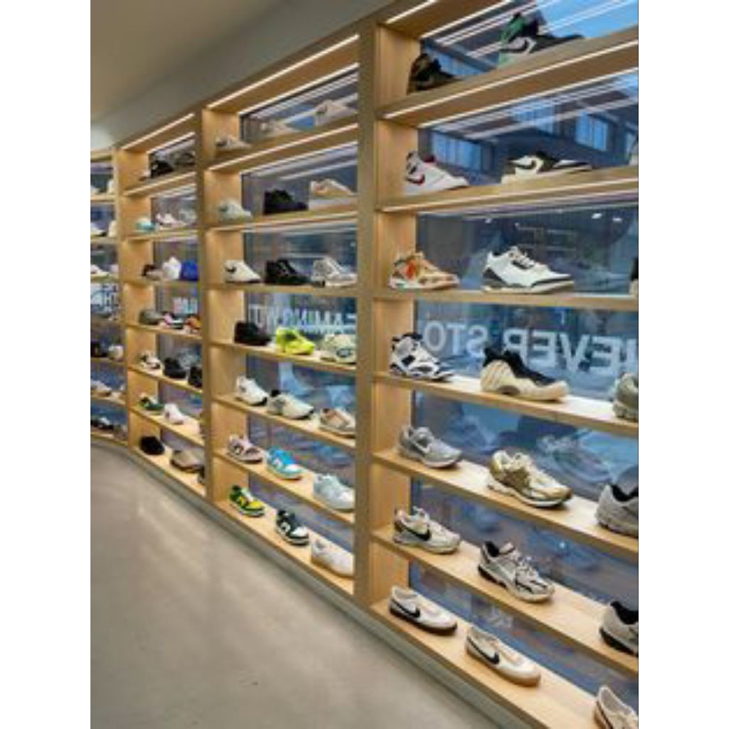 etalase sepatu