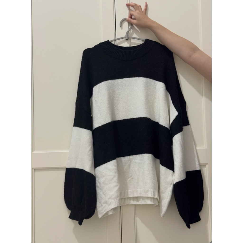 Preloved Sweater garis hitam putih Stradivarius