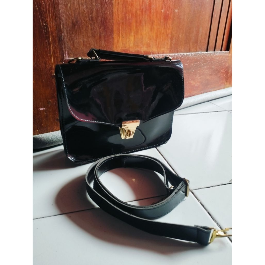 PRELOVED Tas Selempang Glossy