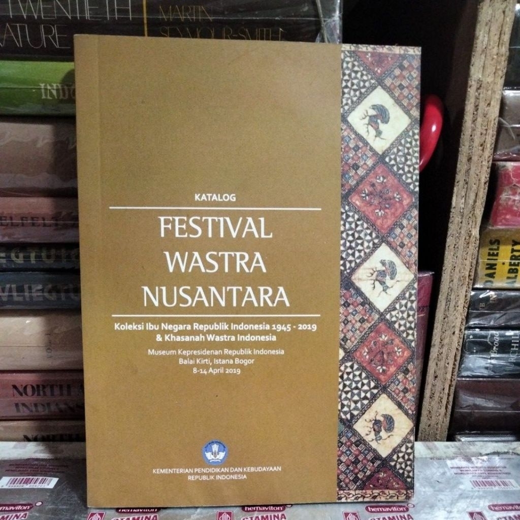 festival Wastra nusantara koleksi ibu negara republik Indonesia 1945-2019