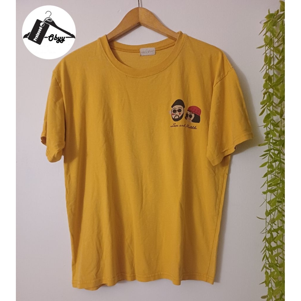 Kaos kuning leon & matilda ( preloved)