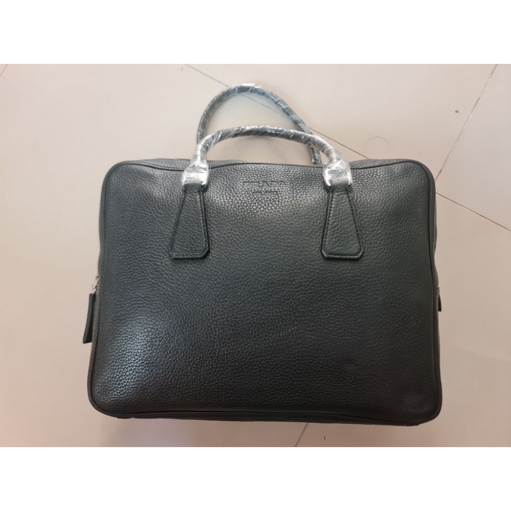 171. Tas Kerja Laptop Office Bag Pria Prada Milano Black
Mantan / Bekas / Second

Size : 35cm x 8cm 