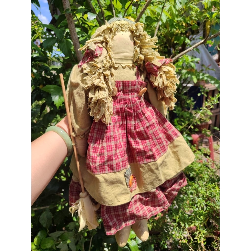 boneka vintage klasik handmade cewek bawa sapu bahan kain