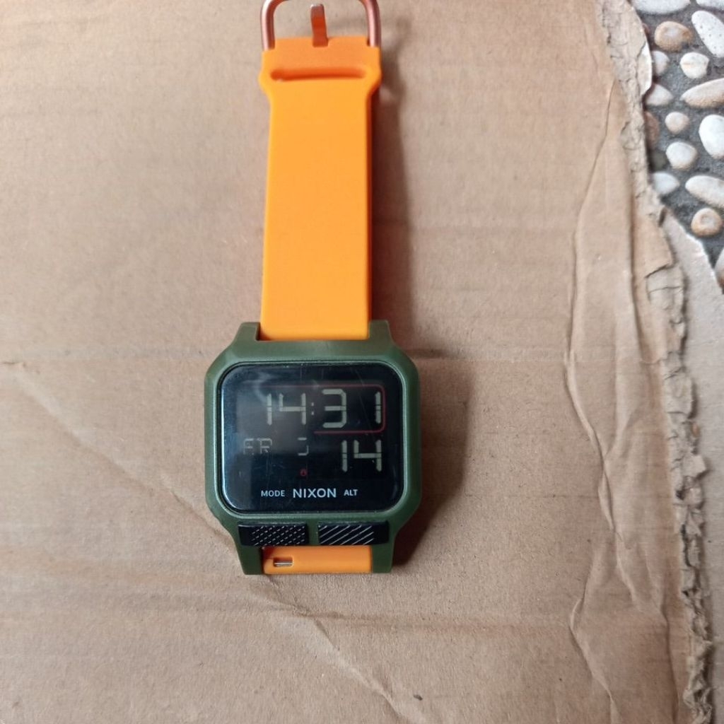 jam Nixon the heat kW digital begitu adanya bekas