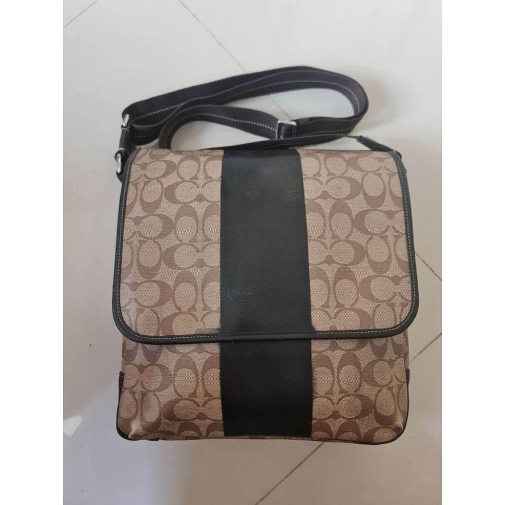 177. Tas Sling Bag Pria Coach Messenger Khaki Brown
Mantan / Bekas / Second

Size : 30cm x 6cm × 27c