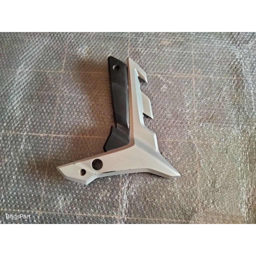 cover body bodi pivot rangka tengah sebelah kiri honda cs1 cs 1 cs one original