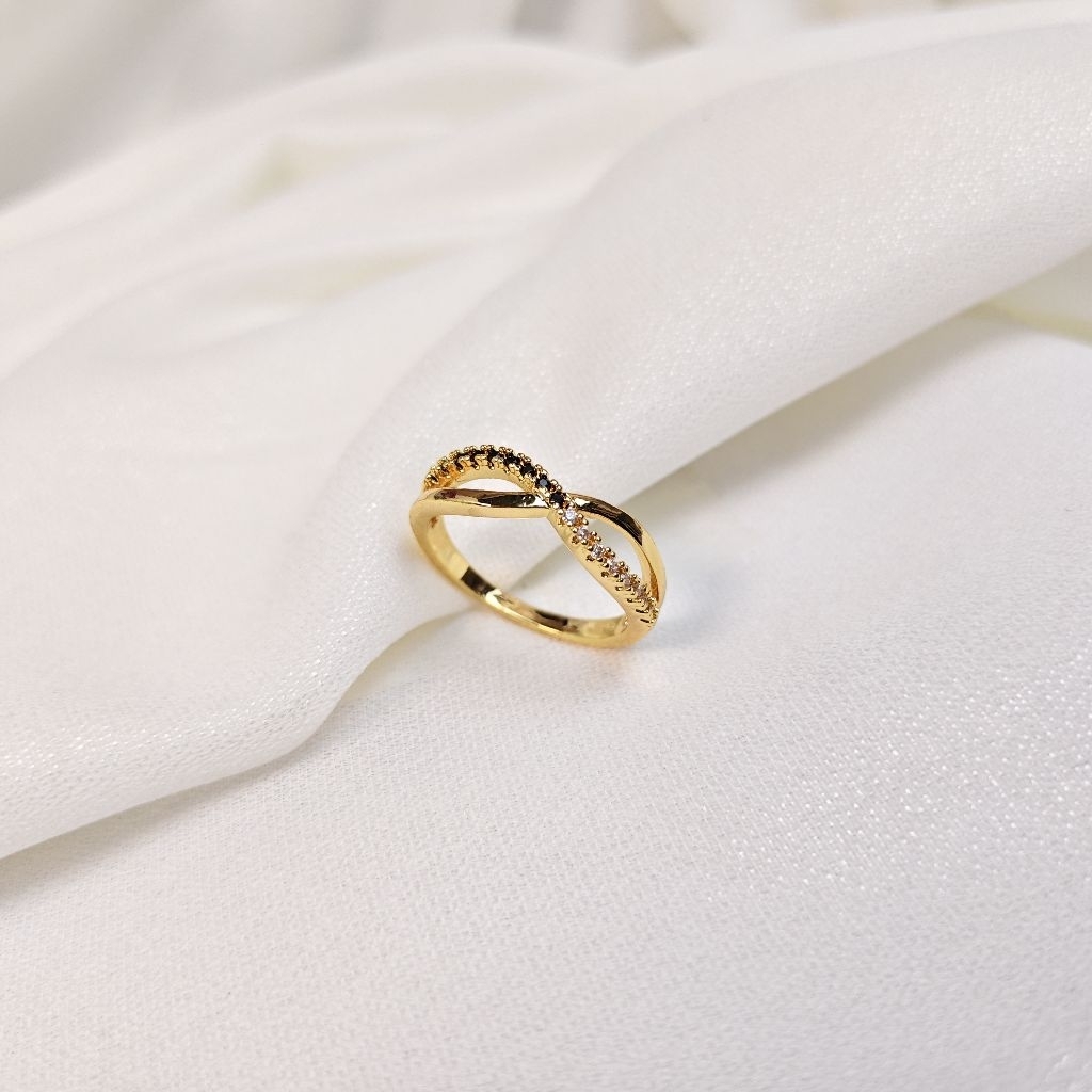 Cincin Tak Terbatas Kombinasi Batu Hitam & Putih Lapis Emas Anti Karat - Cincin Model Simbol Abadi M